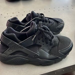 Boys Nike Black Hurache sneakers size 5